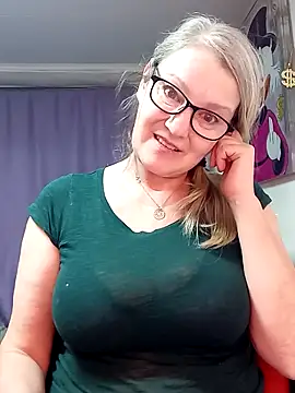 Snapshot of irinamaux chatting on March 3, 2026, 9:42 pm irinamaux online show from March 3, 2026, 9:42 pm