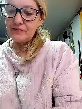 Snapshot of irinamaux chatting on April 9, 2026, 3:06 am irinamaux online show from April 9, 2026, 3:06 am