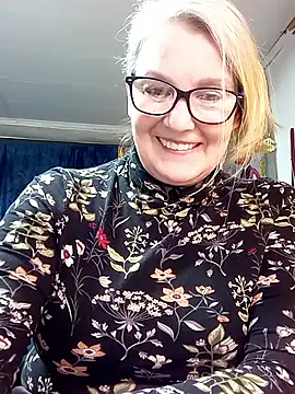 Snapshot of irinamaux chatting on April 12, 2026, 4:45 pm irinamaux online show from April 12, 2026, 4:45 pm