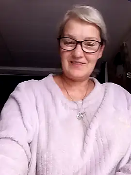 Snapshot of irinamaux chatting on June 15, 2026, 12:35 am irinamaux online show from June 15, 2026, 12:35 am
