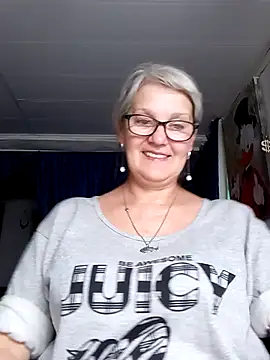 Snapshot of irinamaux chatting on June 20, 2026, 4:32 pm irinamaux online show from June 20, 2026, 4:32 pm