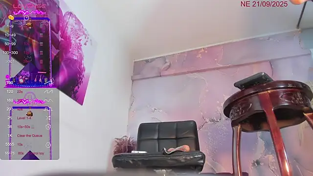 VALERIAQUEENTS online show from September 21, 2025, 1:35 pm