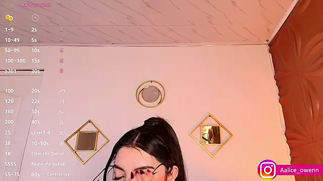 Snapshot of Aliceowenn chatting on March 20, 2025, 12:30 am Aliceowenn online show from March 20, 2025, 12:30 am