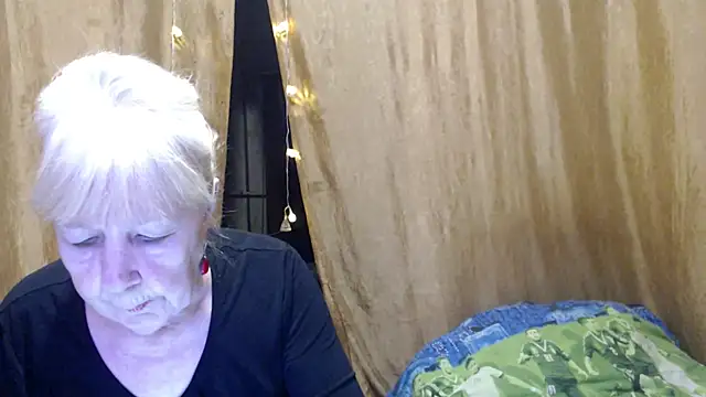 Snapshot of _Estelitta_5 chatting on January 18, 2025, 6:53 pm Estelitta 5 online show from January 18, 2025, 6:53 pm