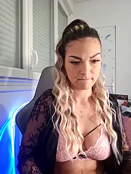 Snapshot of La_Nebulleuse-Nebulla chatting on September 22, 2025, 8:22 pm La Nebulleuse-Nebulla online show from September 22, 2025, 8:22 pm