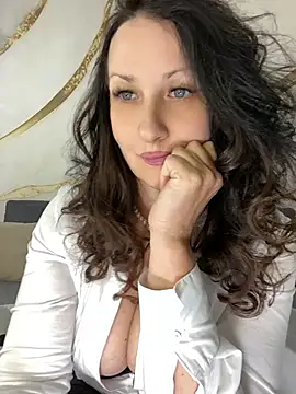 Snapshot of Katie-n chatting on August 5, 2026, 4:48 am Katie-n online show from August 5, 2026, 4:48 am