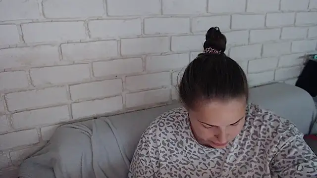 Crazyy girl  online show from October 21, 2025, 2:40 pm