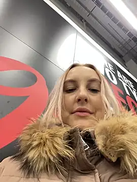 Snapshot of MerlinDave chatting on December 13, 2024, 4:54 am MerlinDave online show from December 13, 2024, 4:54 am