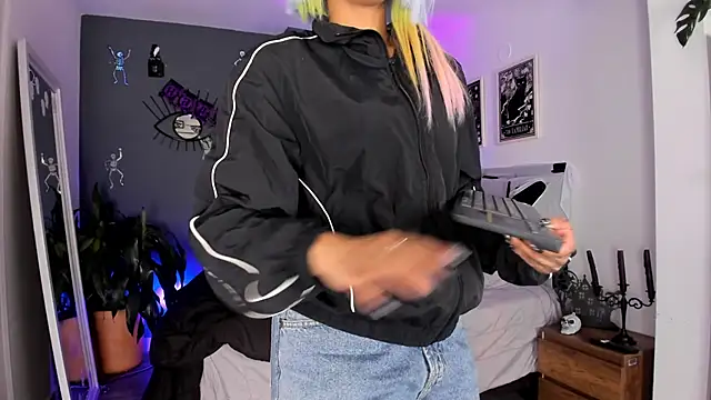 Snapshot of Raven_Witch_ chatting on October 3, 2025, 9:23 pm Raven Witch online show from October 3, 2025, 9:23 pm