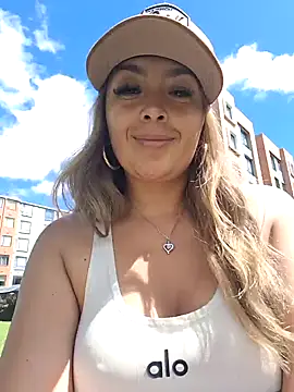 lauramcdowell1 online show from January 23, 2025, 3:43 pm