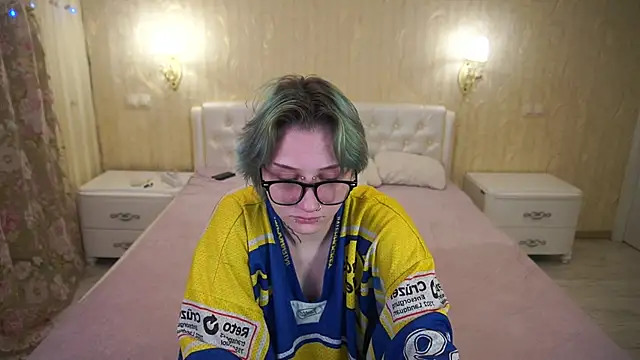 LunaaMayy online show from February 4, 2026, 11:49 am