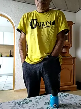 bottomhairy online show from November 26, 2025, 10:16 am