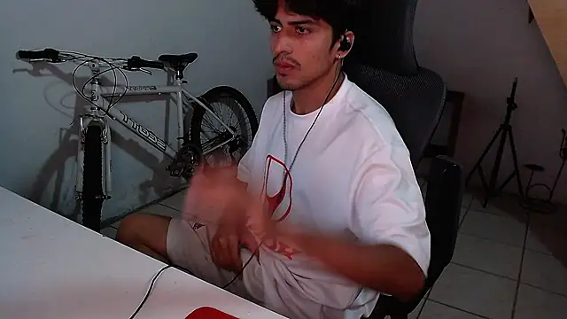 Snapshot of Thieves9 chatting on October 18, 2025, 4:15 am Thieves9 online show from October 18, 2025, 4:15 am