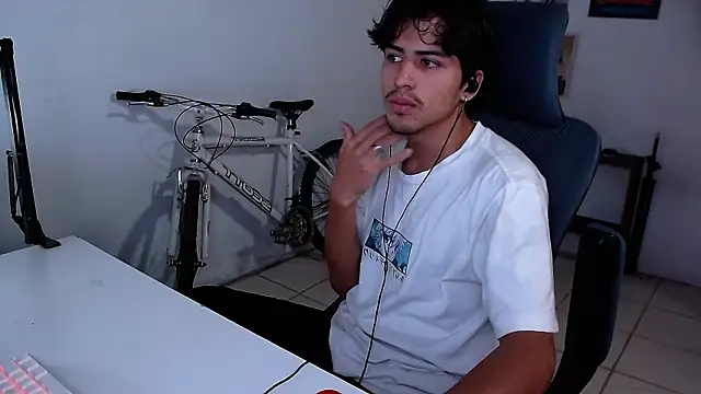 Snapshot of Thieves9 chatting on October 29, 2025, 7:26 pm Thieves9 online show from October 29, 2025, 7:26 pm