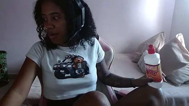 Snapshot of TiffanyRoouse chatting on December 16, 2024, 8:58 pm TiffanyRoouse online show from December 16, 2024, 8:58 pm