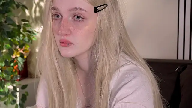 ELLIEJAY online show from April 17, 2026, 5:21 am