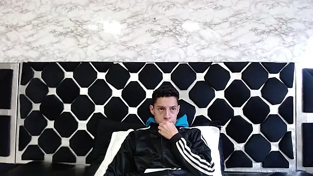 Snapshot of thiago19s chatting on March 7, 2025, 7:38 pm thiago19s online show from March 7, 2025, 7:38 pm