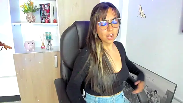 Isabellaa22 1 online show from February 17, 2025, 2:37 pm