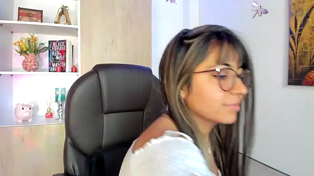 Isabellaa22 1 online show from February 18, 2025, 3:21 pm