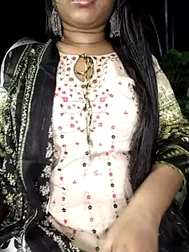 Idhika Paul online show from October 6, 2025, 4:43 am