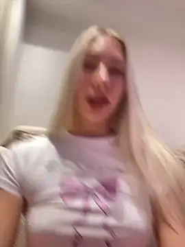 Snapshot of LuisaBecker chatting on December 12, 2024, 5:48 pm LuisaBecker online show from December 12, 2024, 5:48 pm