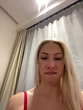 Snapshot of LuisaBecker chatting on December 26, 2024, 4:14 pm LuisaBecker online show from December 26, 2024, 4:14 pm