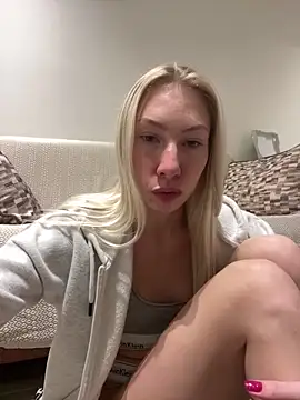 Snapshot of LuisaBecker chatting on January 2, 2025, 6:34 pm LuisaBecker online show from January 2, 2025, 6:34 pm