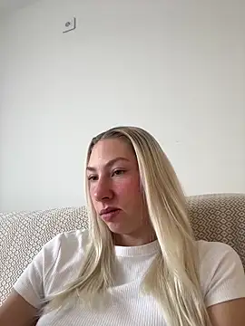 Snapshot of LuisaBecker chatting on January 27, 2025, 10:27 am LuisaBecker online show from January 27, 2025, 10:27 am