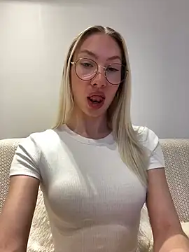 Snapshot of LuisaBecker chatting on February 26, 2025, 6:43 pm LuisaBecker online show from February 26, 2025, 6:43 pm