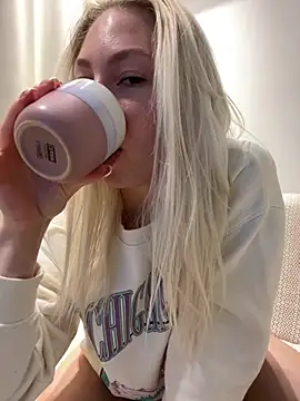 Snapshot of LuisaBecker chatting on March 18, 2025, 7:10 pm LuisaBecker online show from March 18, 2025, 7:10 pm