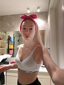 Snapshot of LuisaBecker chatting on September 10, 2025, 8:25 am LuisaBecker online show from September 10, 2025, 8:25 am