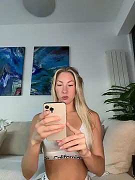 Snapshot of LuisaBecker chatting on October 26, 2025, 3:18 pm LuisaBecker online show from October 26, 2025, 3:18 pm