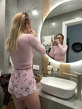 LuisaBecker online show from April 14, 2026, 4:29 am