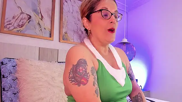 Snapshot of ValeryHart1 chatting on March 17, 2025, 12:25 pm ValeryHart1 online show from March 17, 2025, 12:25 pm