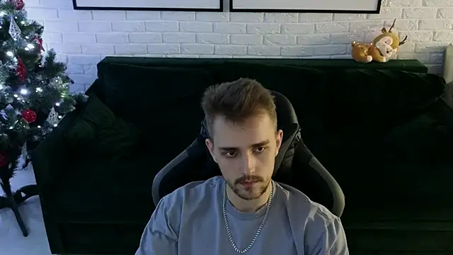 Snapshot of Larstar01 chatting on December 12, 2024, 2:26 am Larstar01 online show from December 12, 2024, 2:26 am