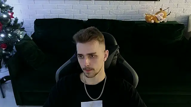 Snapshot of Larstar01 chatting on December 19, 2024, 2:34 am Larstar01 online show from December 19, 2024, 2:34 am