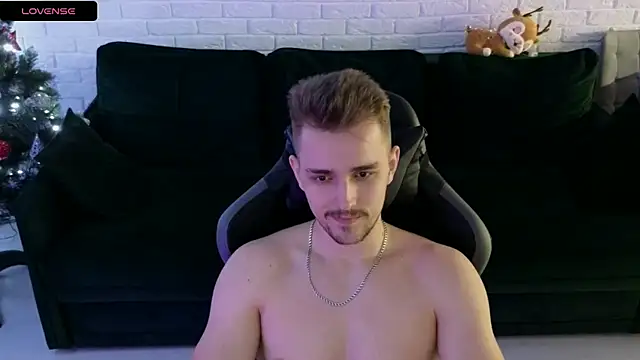 Snapshot of Larstar01 chatting on December 28, 2024, 5:44 am Larstar01 online show from December 28, 2024, 5:44 am