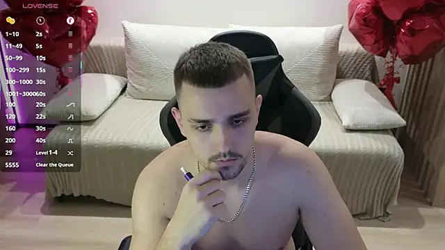 Snapshot of Larstar01 chatting on November 6, 2025, 12:22 am Larstar01 online show from November 6, 2025, 12:22 am