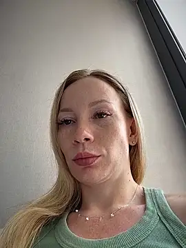 Snapshot of LavenderHot chatting on March 28, 2026, 1:27 am LavenderHot online show from March 28, 2026, 1:27 am