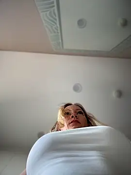 Snapshot of LavenderHot chatting on April 4, 2026, 12:31 am LavenderHot online show from April 4, 2026, 12:31 am