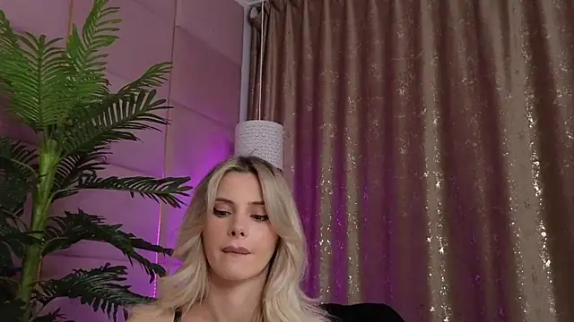 Snapshot of Elliblue chatting on October 18, 2025, 12:57 am Elliblue online show from October 18, 2025, 12:57 am