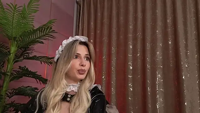 Snapshot of Elliblue chatting on October 31, 2025, 10:33 pm Elliblue online show from October 31, 2025, 10:33 pm