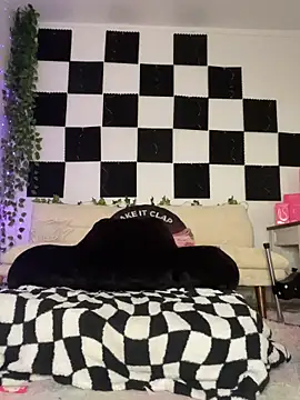 yummyrina online show from April 22, 2026, 8:32 pm