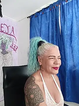 freyadevil333 online show from April 15, 2026, 9:37 pm