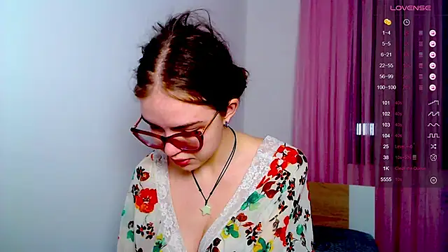 Snapshot of Sarah_HS chatting on March 4, 2025, 2:10 pm Sarah HS online show from March 4, 2025, 2:10 pm