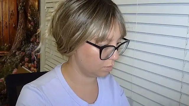 Paisleehaze online show from May 24, 2026, 3:44 am