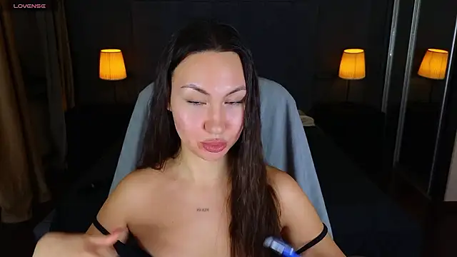 GIGI BENNET online show from December 2, 2024, 6:43 pm