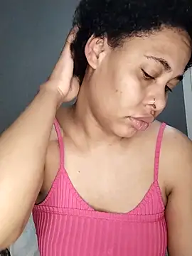 Snapshot of Su_Duarte_1 chatting on September 18, 2025, 2:35 am Su Duarte 1 online show from September 18, 2025, 2:35 am