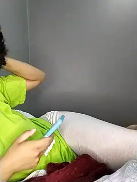 Snapshot of Su_Duarte_1 chatting on October 22, 2025, 2:45 am Su Duarte 1 online show from October 22, 2025, 2:45 am