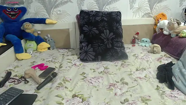 CamDiva113 online show from February 16, 2026, 1:07 pm